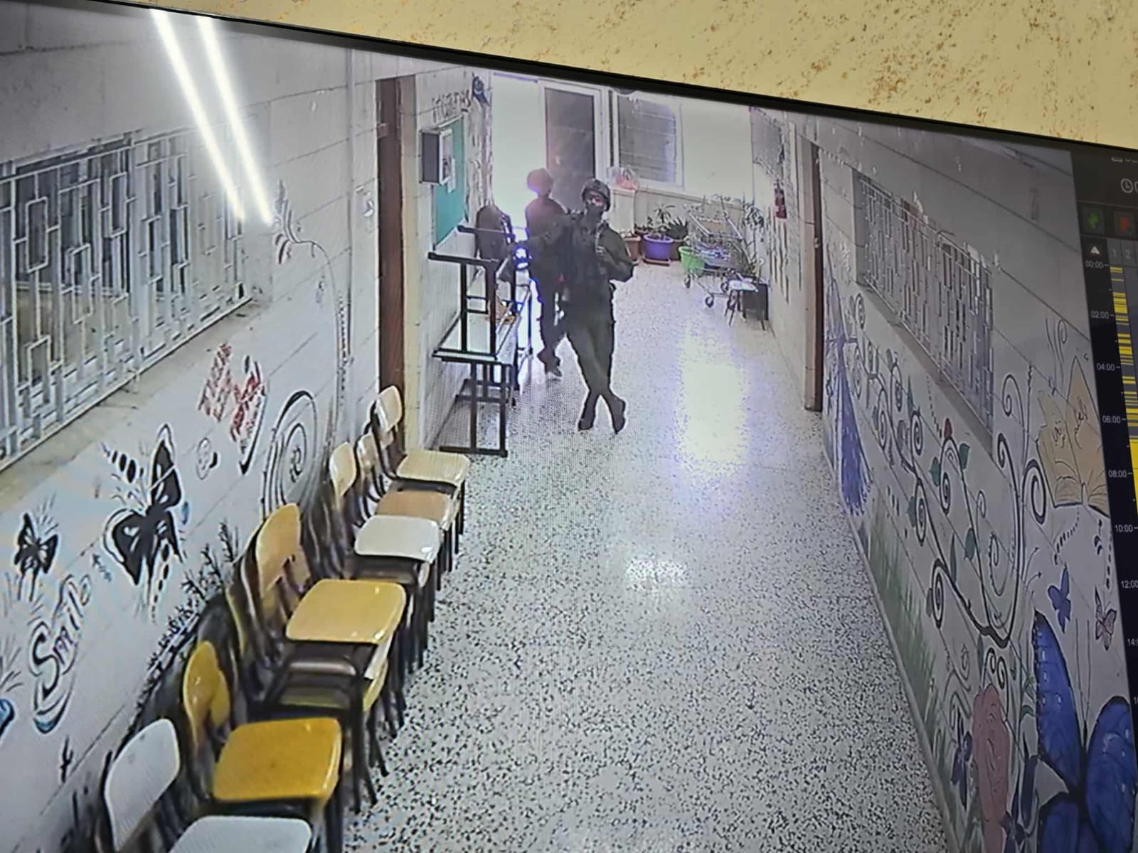 اقتحام الاحتلال لمدارسنا واحتجاز معلمينا بالخليل